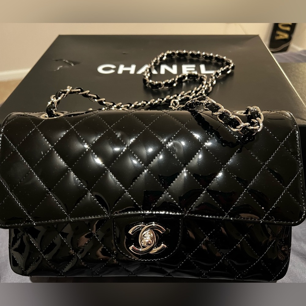 Beautiful Chanel patent leather shoulder bag